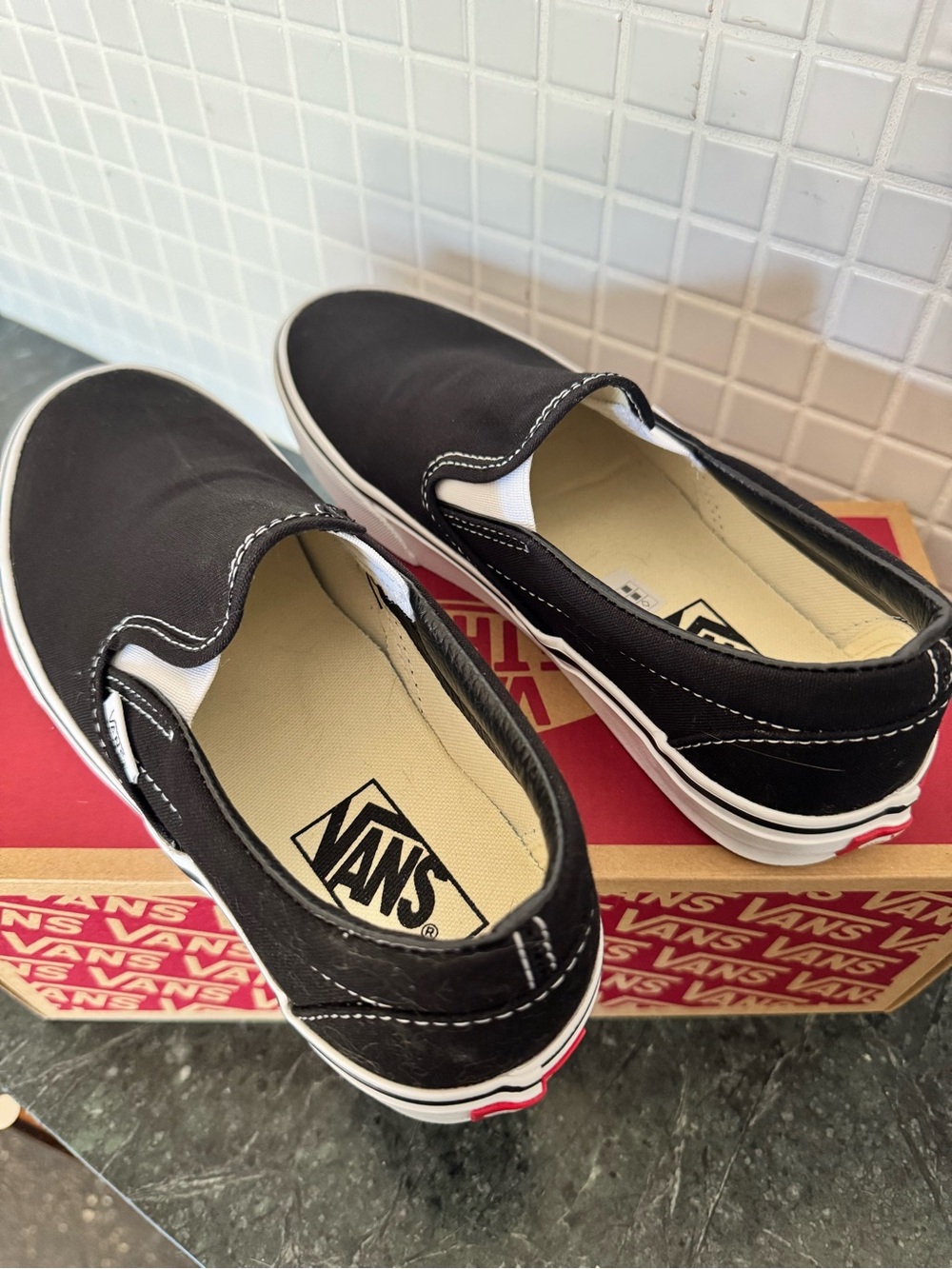 Vans Classic Slip-On unisex Sneakers in Black - Picture 7 of 7